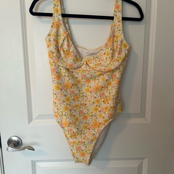 Billabong one piece bathing suit - Picture 4 of 4